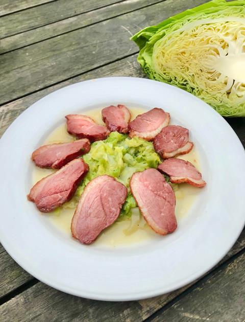 Gerookte eendenborst met in salie-jus gestoofde spitskool